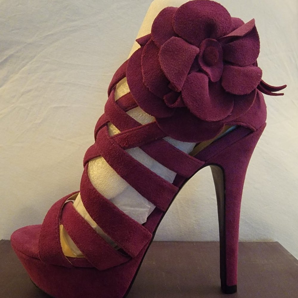 NIB Mojo Moxy Dreamy strappy purple platform sandals with flower detail